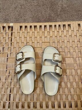 Universal Thread women’s slide sandals - size 7 - cream color